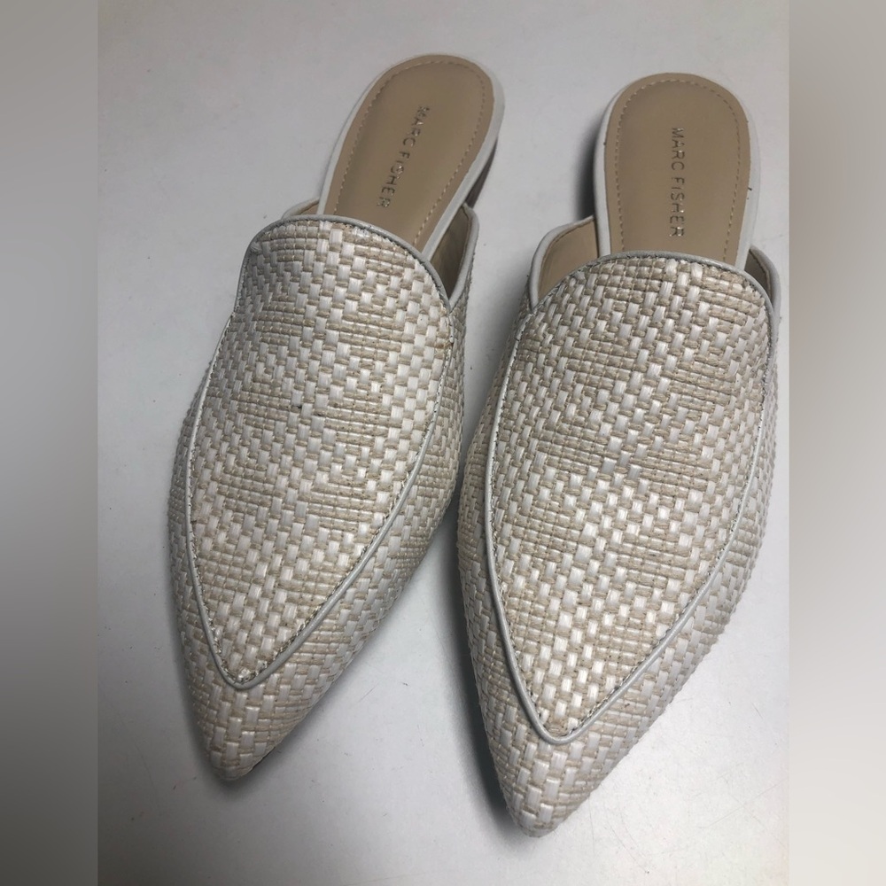 Marc Fisher Size 7.5 Medium Beige/White Woven Pointed-Toe Flats/Mules.Preowned.